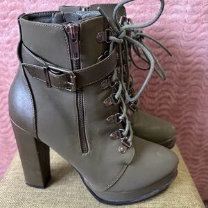 🎉HP🎉 Stylish Olive Green Lace-Up “School Girl” Ankle Boots
